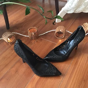 Rachel Roy Lazercut Leather Pointy Toe Pumps - Picture 1 of 7
