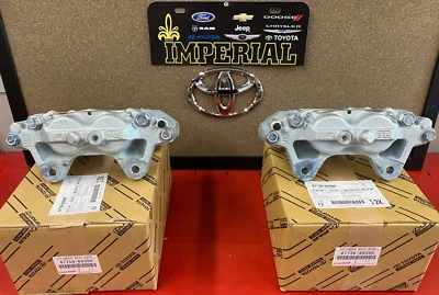 2010-2015 LEXUS GX460 GENUÍNO FABRICANTE DE EQUIPAMENTO ORIGINAL NOVAS PINÇAS DE FREIO A DISCO DIANTEIRAS (2) - Imagem 1 de 4