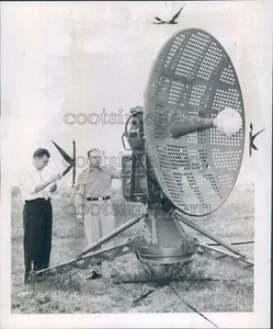 1954 Pressefoto Sgt John Harvey Wetter Radio Antenne 1950er Battle Creek MI - Bild 1 von 2