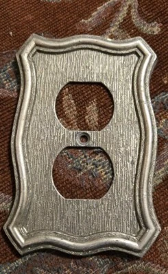 Placa de interruptor única de metal tono latón American Tack And Hdwe Co. 1968 vintage Foto 1 de 2