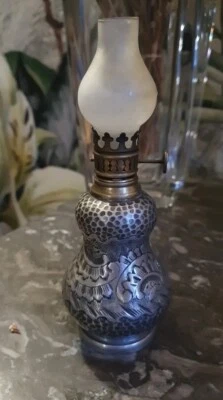Ancienne Petite Lampe à pétrole de Chevet en étain Sculpté 17 cm - Photo 1/4