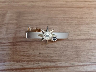 Clip/barra de corbata vintage Sears Sales Pointer para hombre tono dorado Anson Foto 1 de 4