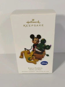 Disney "KNOT A PROBLEM - Mickey & Pluto" Hallmark Keepsake Ornament - 2010 - Imagen 1 de 9
