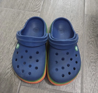 Для мальчиков Crocs синий с зеленой желтой и оранжевой отделкой размер J2 - Изображение 1 из 4