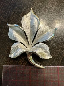 Vintage Signierte Trifari Brosche gebürstet & poliert silberfarben Blatt? - Bild 1 von 3