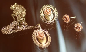 Vintage :*KREMENTZ GOLDFILLED ROSE MIT BLÜTENBLÄTTERN 4 TEILIGES SCHMUCKSET:* ANSTECKNADEL, NK, OHR - Bild 1 von 13