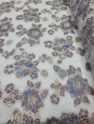 Brocado azul lavanda flores florales sobre tela de organza blanca por yarda Foto 1 de 4