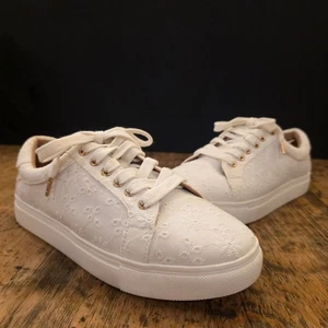 Zapatillas para mujer LOFT blancas con ojales florales bordadas 7M Cottagecore Coquette - Imagen 1 de 8