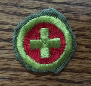 Uniforme de Colección PRIMEROS AUXILIOS Tipo E Boy Scout Mérito Insignia Borde Engarzado Caqui Sarga BSA - Imagen 1 de 3