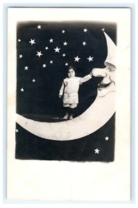 1904-1920er Jahre kleines Kind Papier Mond RPPC Echt Fotostudio Sterne halten Nase - Bild 1 von 4