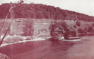 Postkarte Wisconsin Lower Dells "Dawn Boat & Hiawatha (Amtrak Train) am Tintenständer - Bild 1 von 1