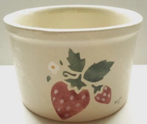 Vintage Crock - Hand Painted Strawberries - RRP Co Roseville Ohio - Signed - Picture 1 of 6
