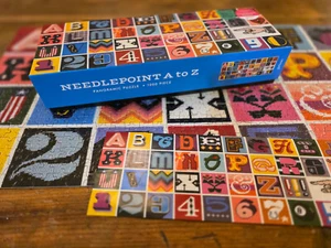 Rompecabezas panorámico Needlepoint de la A a la Z •1000 piezas • 39” x 14” • Galison - Imagen 1 de 11