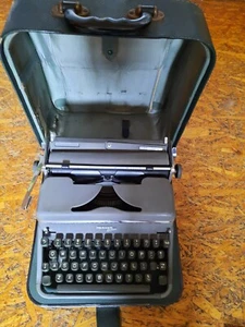 Antik 50er Jahre Schreibmaschine, Hermes 2000 mit Koffer. Englischer  Tastatur.  - Bild 1 von 5