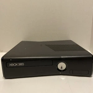 Microsoft Xbox 360 S nur Konsole - Glossy Black - funktioniert mit Akkorden - Bild 1 von 9