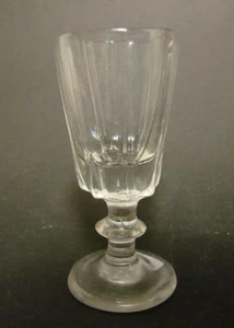 Bistroglas / Schnapsglas. Frankreich, 19.Jh. Rippenoptisch modelgeblasenes Glas. - Bild 1 von 1