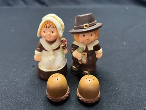 Sal y pimienta Hallmark Acción de Gracias - 2 juegos - pareja de peregrinos y bellotas - Imagen 1 de 5