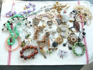 important lot de bijoux fantaisie ancien vintage - Picture 1 of 9