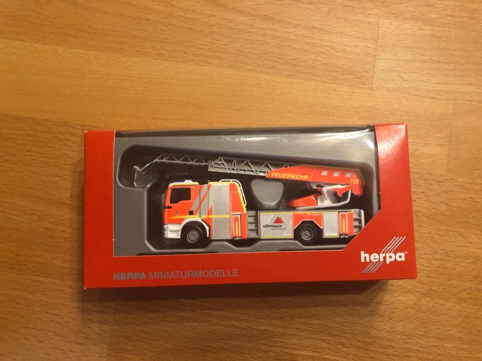 Herpa, Man Tgm Metz Scaletta Girevole 32 XS " Pompieri Göppingen " - Immagine 1 di 1