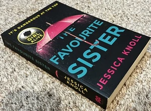 New The Favourite Sister Paperback Knoll Jessica UK European Print NYT Bestsell - Foto 1 di 3