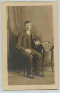 POSTAL Joven en traje, retrato de estudio, RPPC - Imagen 1 de 2