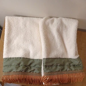 CROSCILL IVORY GOLD Green SET OF 2 HAND TOWELS FRINGED  - Picture 1 of 8