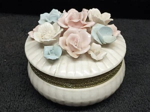 Vintage PORZELLAN BLUMEN RUNDE TRINKET BOX GOLDBAND SCHARNIERDECKEL JAPAN WEISS - Bild 1 von 12