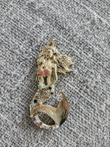 Colgante Sirena Tono Dorado Multicolor Estrás Grande 2.5" - Imagen 1 de 7