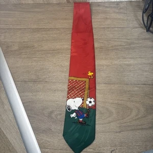 Peanuts Men's 100% Silk Necktie, VTG Peanuts, Snoopy & Friends playing soccer - Picture 1 of 3