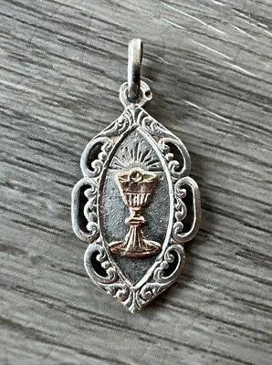 Medaille religieuse ancienne " Calice " - argent massif et Vermeil - Photo 1/2