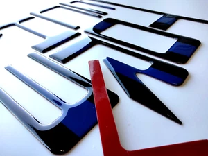 LETRAS PORTÓN TRASERO ABOVEDADO ELEVADO LÍNEA NEGRA/AZUL 3D PARA COLORAD 2021-22 - Imagen 1 de 3