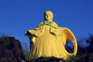 Hand Painted 1930's Tony Wood Little Old Lady Yellow 3Cup Teapot Made in England - Picture 1 of 12