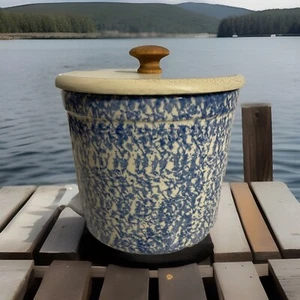 Blue Spongeware Pottery. 2 Qt. Crock Pot. Painted Wooden Lid. Gerald E Henn. - Picture 1 of 11