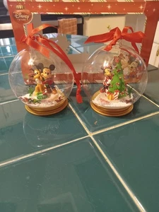 RARO SET 2 ORNAMENTI GLOBO NEVE TOPOLINO & MINNIE DISNEY STORE DATATO 2010 vetro - Foto 1 di 15