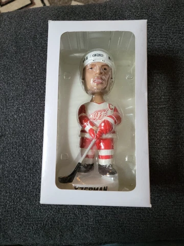 Red Wings Hockeytown Bobblehead - New In Box - Steve Yzerman Cover
