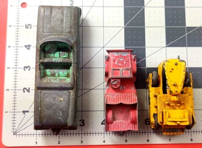 2 TOOTSIETOYS WW2 Jeep-Chicago, Convertible Oldsmobile / Caterpillar Diesel 3 kj - Image 1 of 4