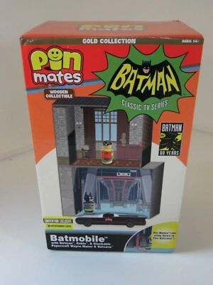 Entertainment Earth NYCC 2019 exclusivo batimóvil Batman Robin prendedor de madera compañeros Foto 1 de 4
