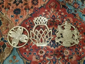 Vintage King’s Arms Trivet Kitchen Virginia Metalcrafters Inc. 1953 Lot Of 3 - Bild 1 von 7