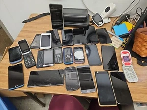 CELLPHONES SMART PHONES CARIOUS BRANDS, LOT OF 22, SOME WORKING SOME FOR PARTS  - Picture 1 of 16