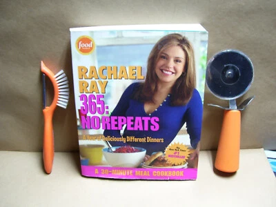 Lote de 3 - Artículos Rachael Ray/1-Libro de Cocina 1-Cortador de Pizza 1-Veg.-Herramienta de Pelar A Foto 1 de 4