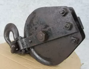 Polea de aparejos de bloque de metal de hierro fundido de la era industrial Steampunk de garaje de colección RARA - Imagen 1 de 20