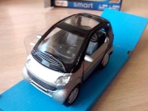 MAISTO - SMART FORTWO       1/33 APROX *NEW* - Picture 1 of 7