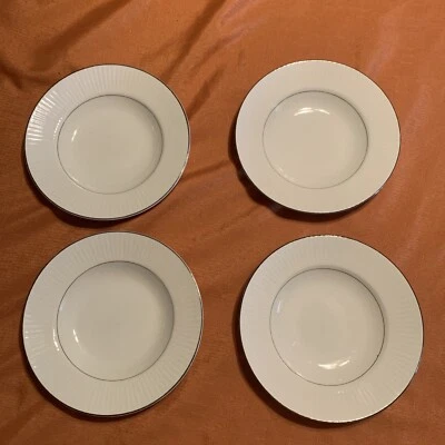4 cuencos de sopa Gibson Black Tie 8 5/8" blancos con borde acanalado plateado M1 Foto 1 de 4