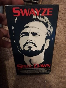 Steel Dawn Vestron VHS 1987 Patrick Swayze SciFi Post-Apocalyptic Brian May - Foto 1 di 5