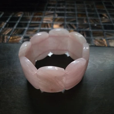 🔥Bonita pulsera elástica de azulejos de media luna tallados en cuarzo rosa.  Foto 1 de 4