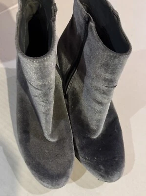 Женские бархатные сапоги Merona с круглым носком на блочном каблуке на молнии серые - Изображение 1 из 4