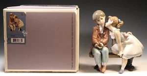 LLADRO "TEN & GROWING" #7635 - BOXED -GIRL KISSING BASHFUL BOY - MINT- ORIG. BOX - Picture 1 of 11