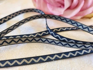 Galon fin motif gris bleu blanc zigzag 5 mètres sur 0,5 cm A2 - Foto 1 di 4