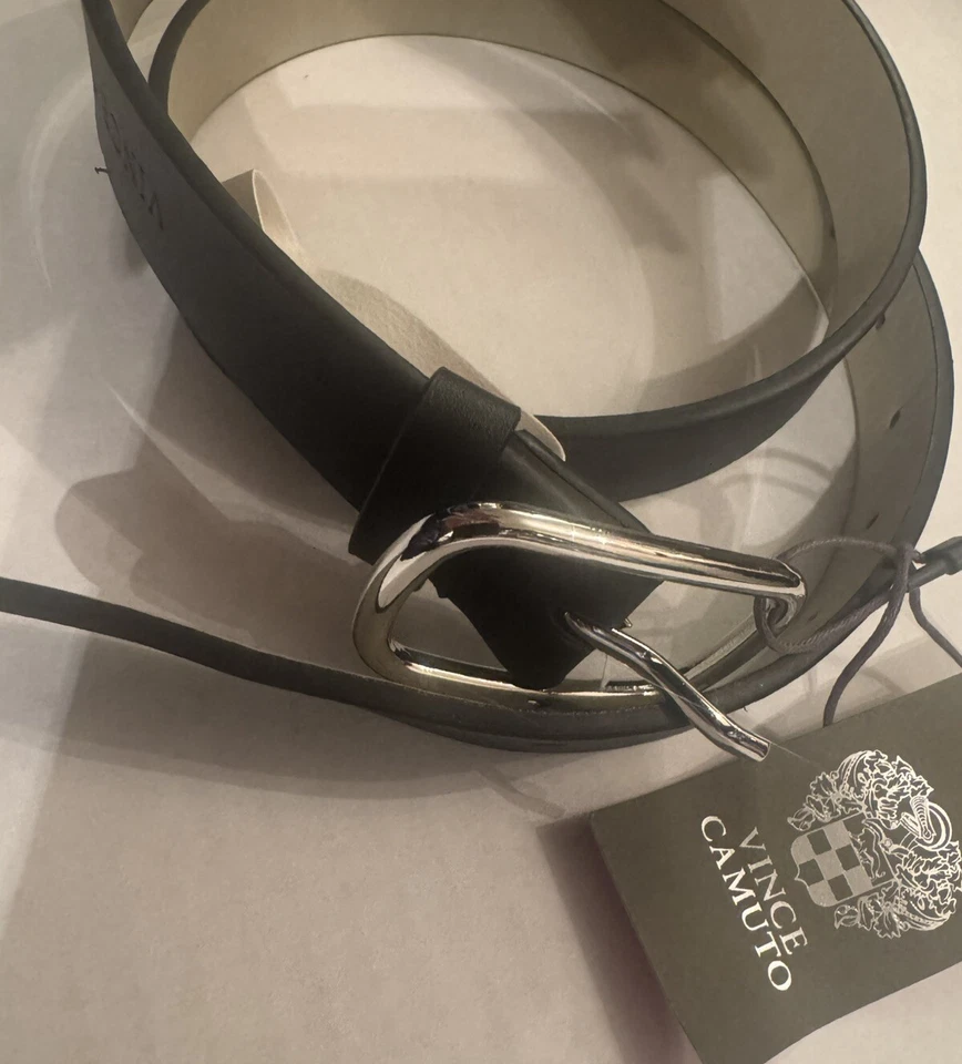 Cinturón para mujer Vince Camuto, pequeño: 1”W x 27,5”L, hebilla plateada, logotipo en relieve nuevo con etiquetas Foto 1 de 4
