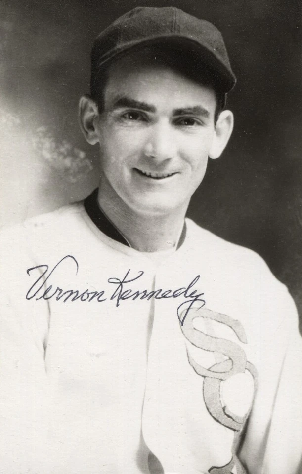 Vern Kennedy autographed vintage White Sox Rowe Postcard size photo - Image 1 of 1